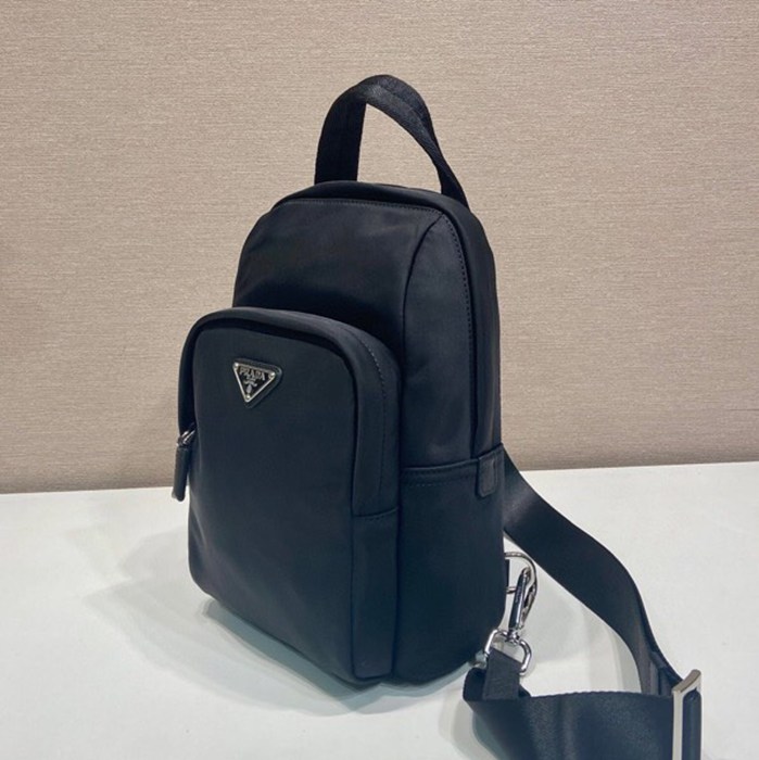 PRADA 2VZ116 胸バッグ サイズ:27x20cm