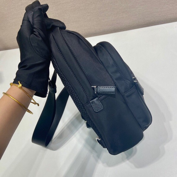PRADA 2VZ116 胸バッグ サイズ:27x20cm