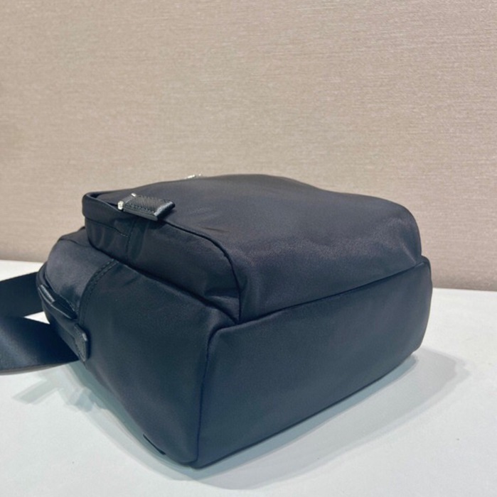 PRADA 2VZ116 胸バッグ サイズ:27x20cm