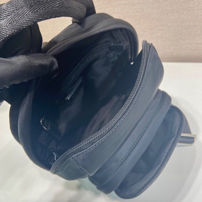 PRADA 2VZ116 胸バッグ サイズ:27x20cm