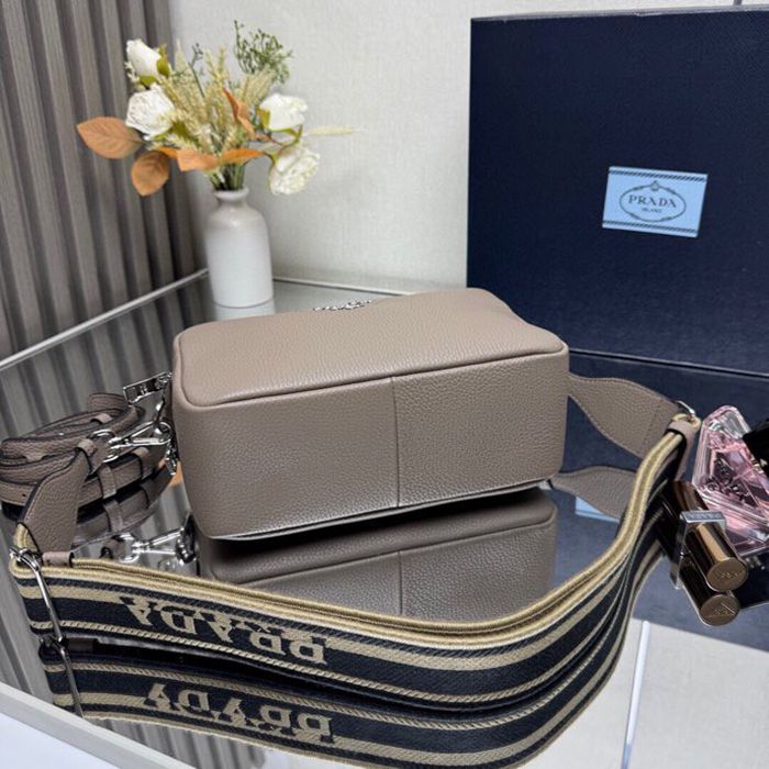 PRADA 1BD082 ダブルストラップ 鹿皮紋牛皮 サイズ:22x14cm