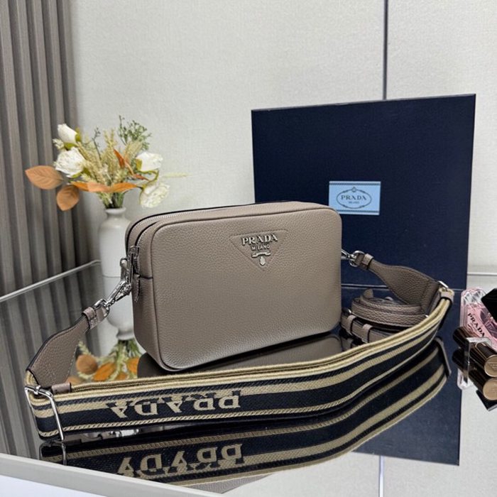 PRADA 1BD082 ダブルストラップ 鹿皮紋牛皮 サイズ:22x14cm