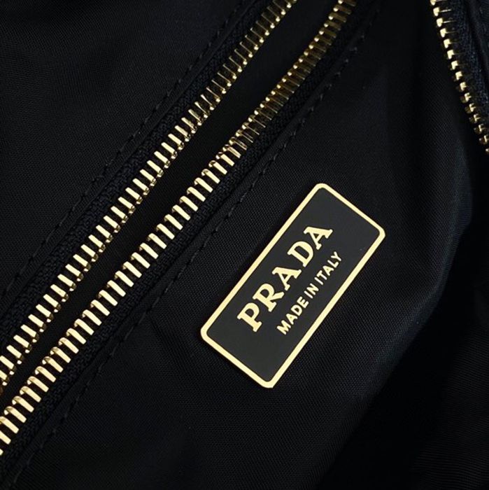 PRADA 1BC264 エクスプロアバッグ サイズ:32x22x11.5cm