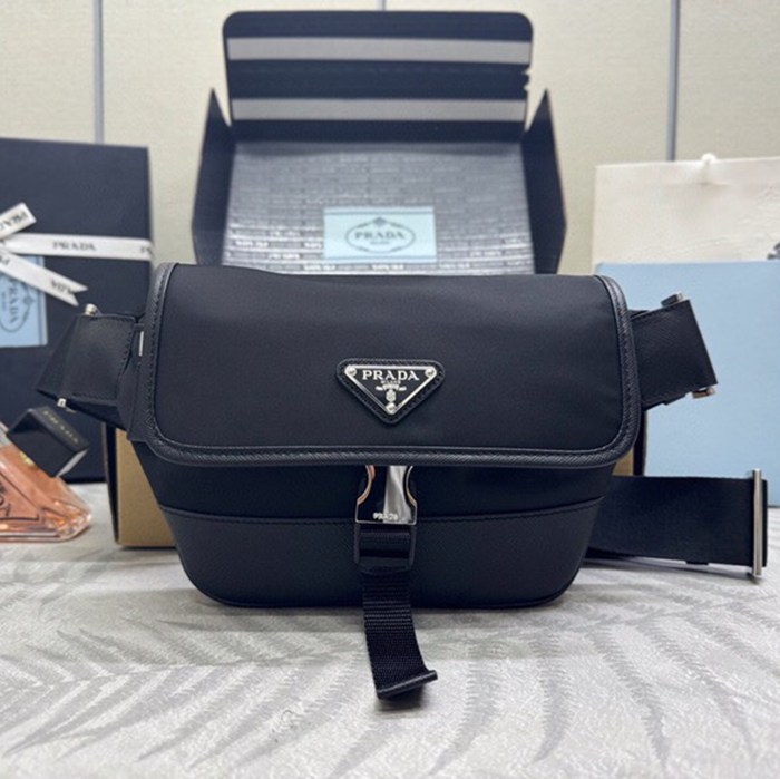 PRADA 2VH176 十字紋ウエストバッグ サイズ:18x15cm PRADA 2VH176 十字紋ウエストバッグ サイズ:18x15cm