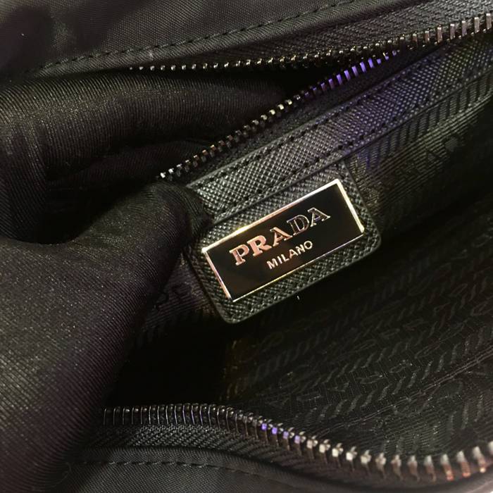 PRADA 新作ウエストバッグ サイズ:26x12cm