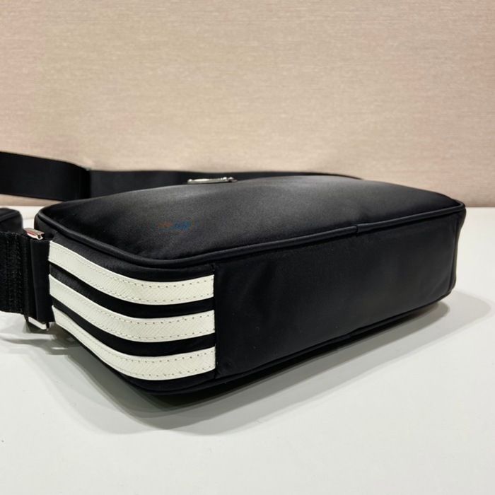 PRADA adコラボ 2VH142 斜め掛け サイズ:25x19cm