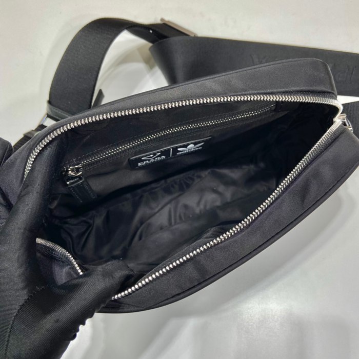 PRADA adコラボ 2VH142 斜め掛け サイズ:25x19cm