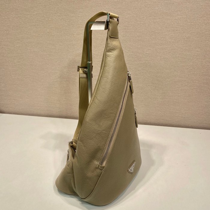 PRADA 2VZ092A オールレザー胸バッグ サイズ:37.5x26.5x10cm