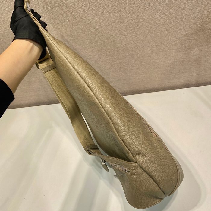 PRADA 2VZ092A オールレザー胸バッグ サイズ:37.5x26.5x10cm