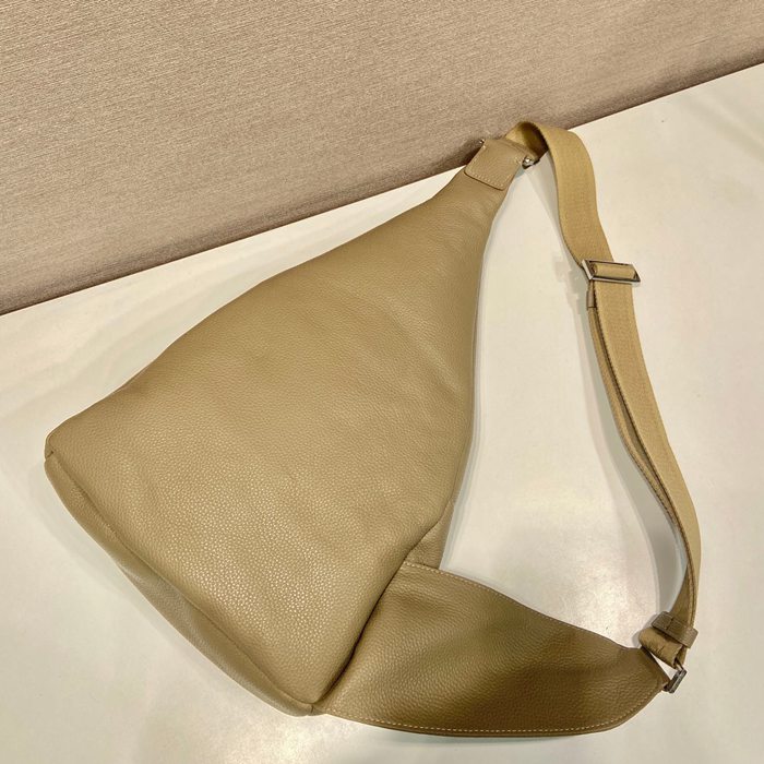 PRADA 2VZ092A オールレザー胸バッグ サイズ:37.5x26.5x10cm