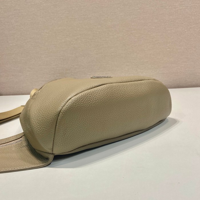 PRADA 2VZ092A オールレザー胸バッグ サイズ:37.5x26.5x10cm