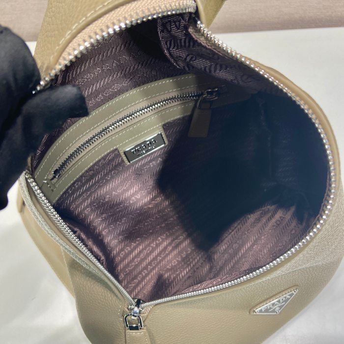 PRADA 2VZ092A オールレザー胸バッグ サイズ:37.5x26.5x10cm