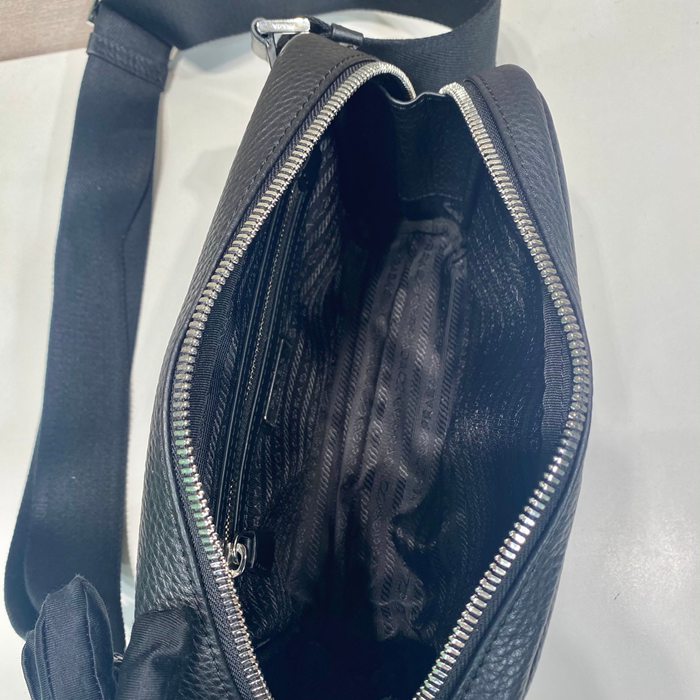 PRADA 2VH181 胸バッグ 大 サイズ:24x16.5cm