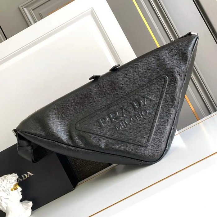 PRADA 2VY007 オールレザー大トライアングルバッグ サイズ:60x31x28cm PRADA 2VY007 オールレザー大トライアングルバッグ サイズ:60x31x28cm