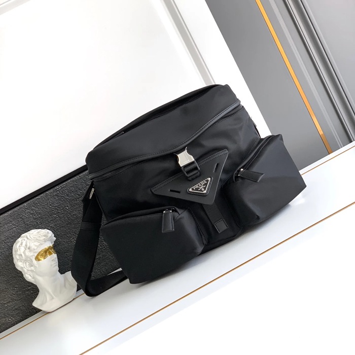 PRADA 2VD062 ナイロン斜め掛け サイズ:29x23x15cm