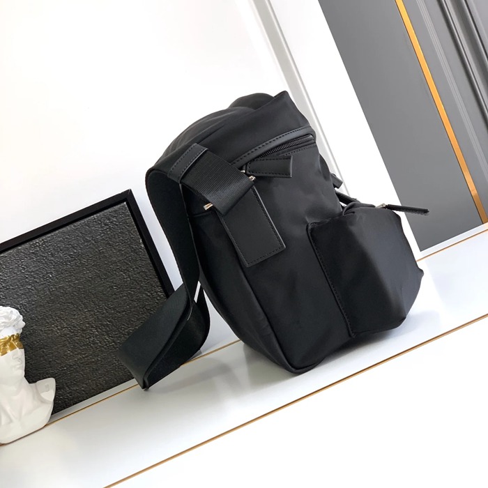 PRADA 2VD062 ナイロン斜め掛け サイズ:29x23x15cm
