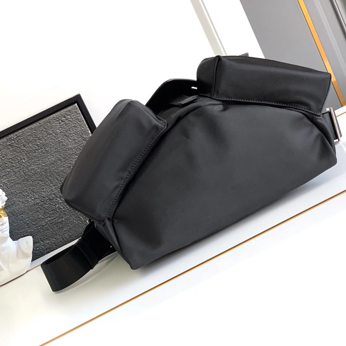 PRADA 2VD062 ナイロン斜め掛け サイズ:29x23x15cm