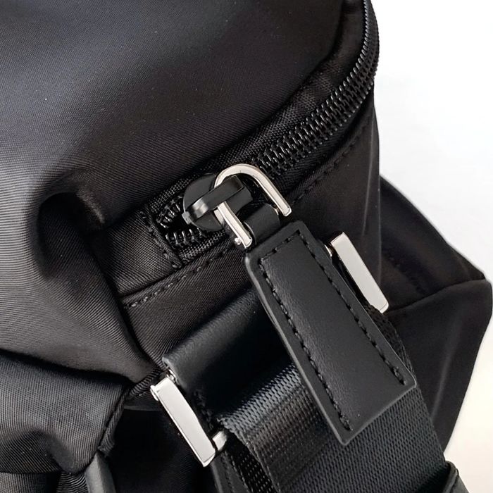 PRADA 2VD062 ナイロン斜め掛け サイズ:29x23x15cm