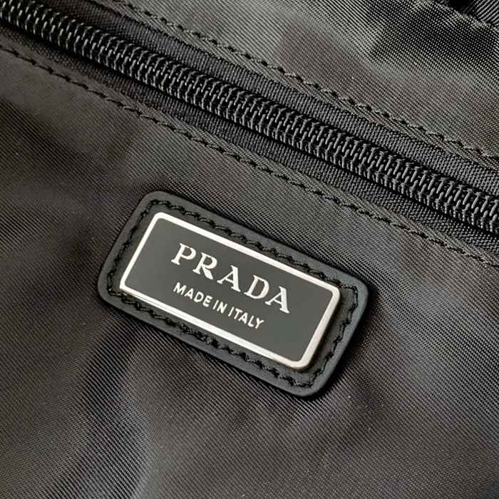 PRADA 2VD062 ナイロン斜め掛け サイズ:29x23x15cm