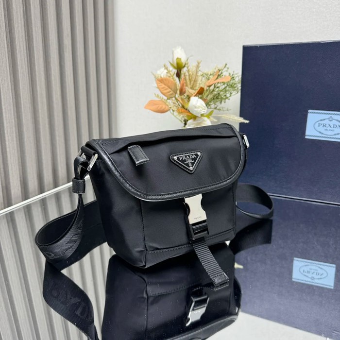 PRADA 2VD070 メッセンジャー ミニ サイズ:16x16cm