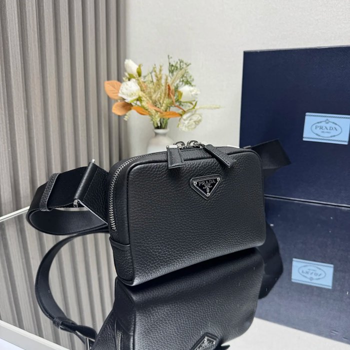 PRADA 2VH184 胸バッグ サイズ:19.5x13.5cm