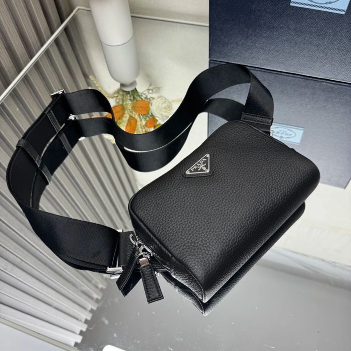 PRADA 2VH184 胸バッグ サイズ:19.5x13.5cm