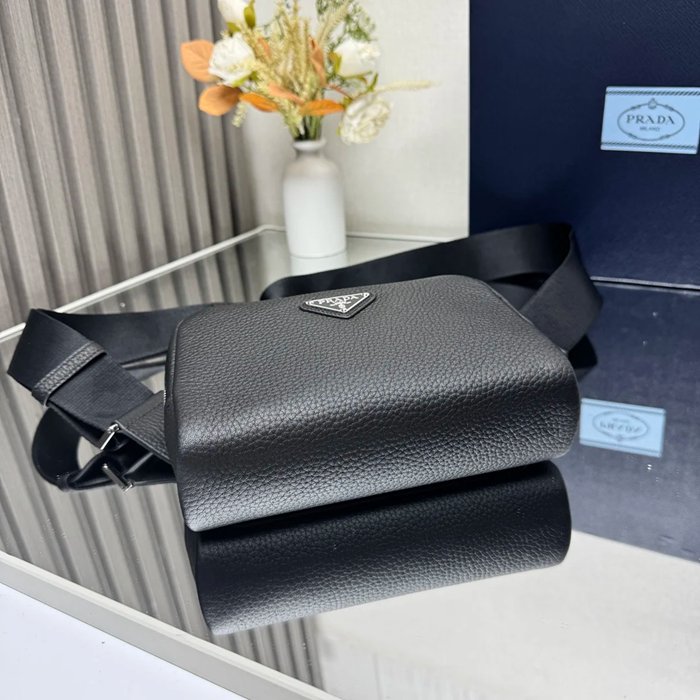 PRADA 2VH184 胸バッグ サイズ:19.5x13.5cm