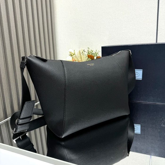 PRADA 2VH177 粒面レザーメッセンジャー サイズ:30x27.5x14cm