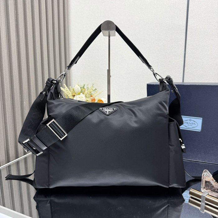 PRADA 2VH204 エクスプロアバッグ エクスプローラー サイズ:43x29.5x15cm PRADA 2VH204 エクスプロアバッグ エクスプローラー サイズ:43x29.5x15cm