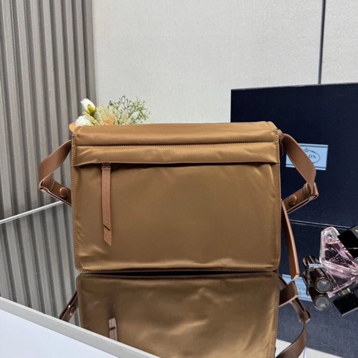 PRADA 1BD255 キルティングナイロンメッセンジャー 中 サイズ:30x21.5x12cm