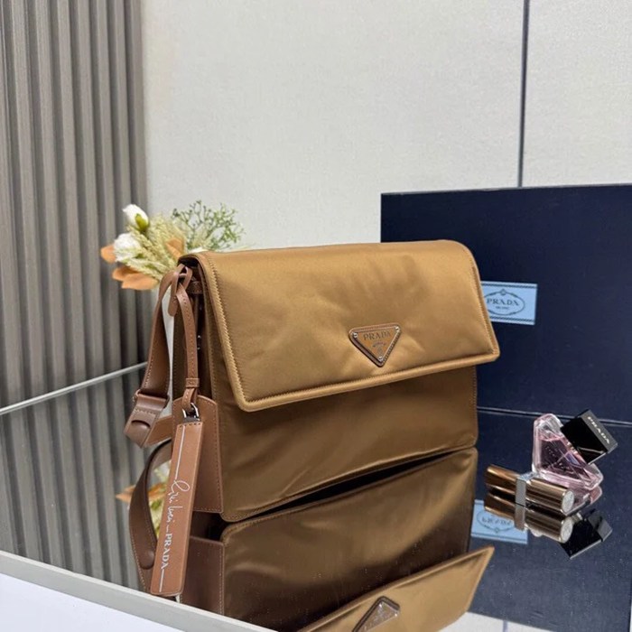 PRADA 1BD255 キルティングナイロンメッセンジャー 中 サイズ:30x21.5x12cm