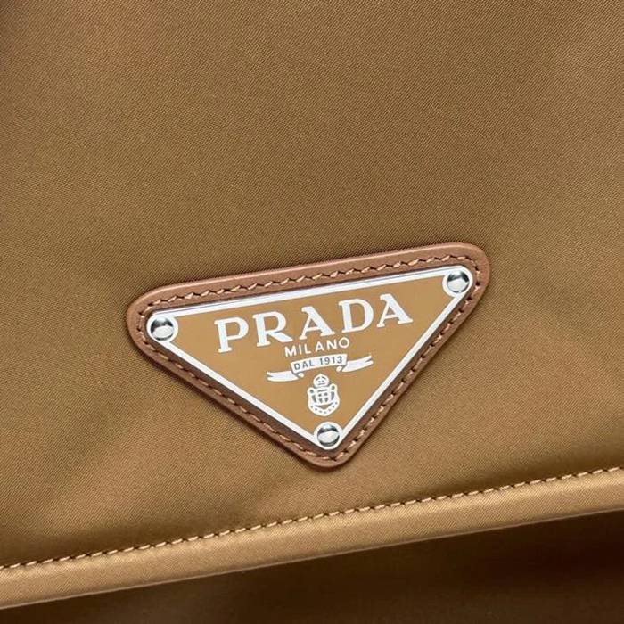 PRADA 1BD255 キルティングナイロンメッセンジャー 中 サイズ:30x21.5x12cm