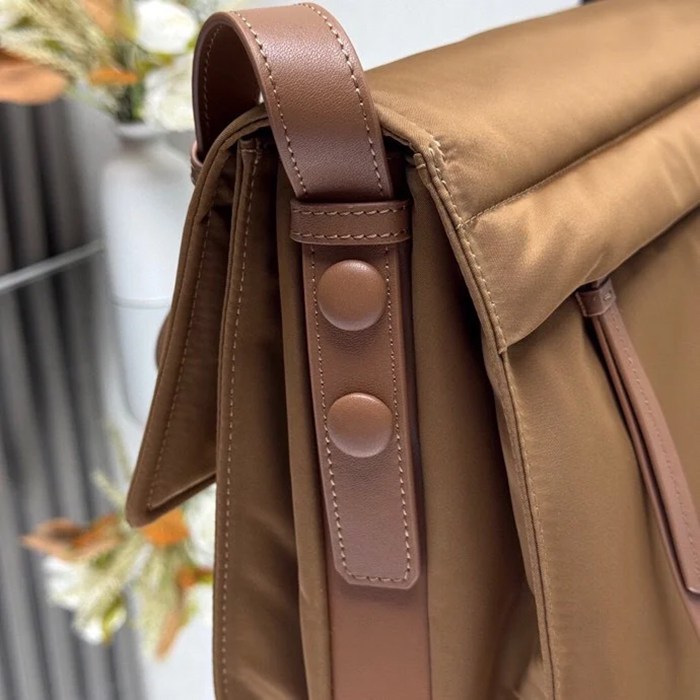 PRADA 1BD255 キルティングナイロンメッセンジャー 中 サイズ:30x21.5x12cm
