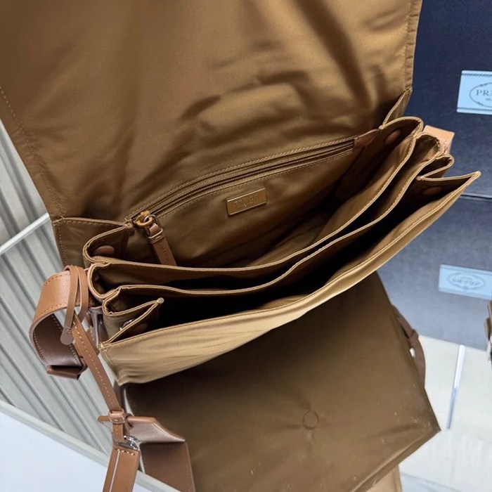 PRADA 1BD255 キルティングナイロンメッセンジャー 中 サイズ:30x21.5x12cm