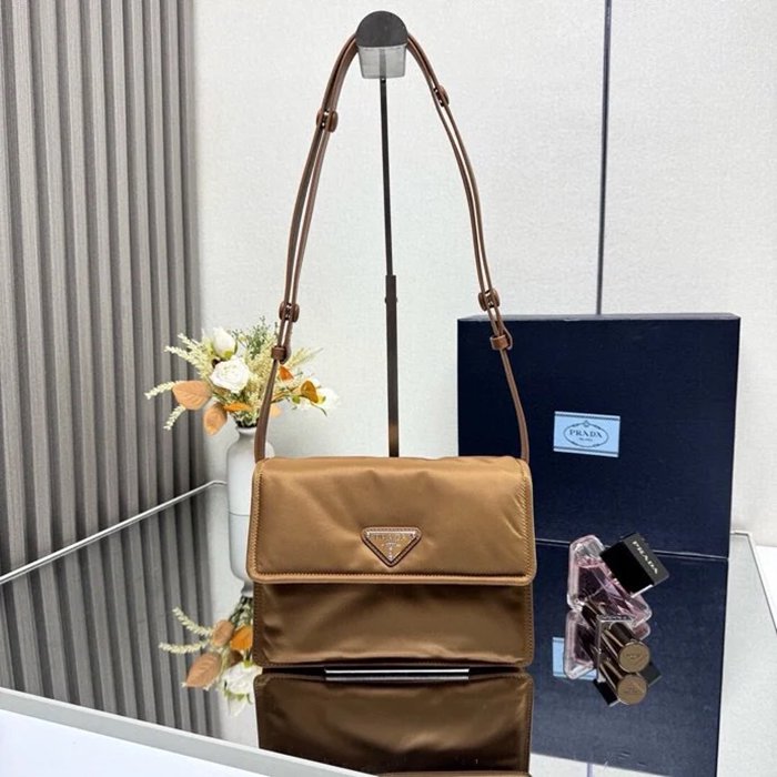PRADA 1BD313 リナイロンショルダー 小 サイズ:23x16x11cm