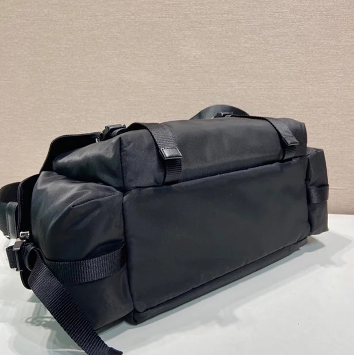 PRADA 2VD082 エクスプローラーナイロンメッセンジャー サイズ:42x22x20cm