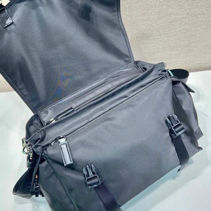 PRADA 2VD082 エクスプローラーナイロンメッセンジャー サイズ:42x22x20cm