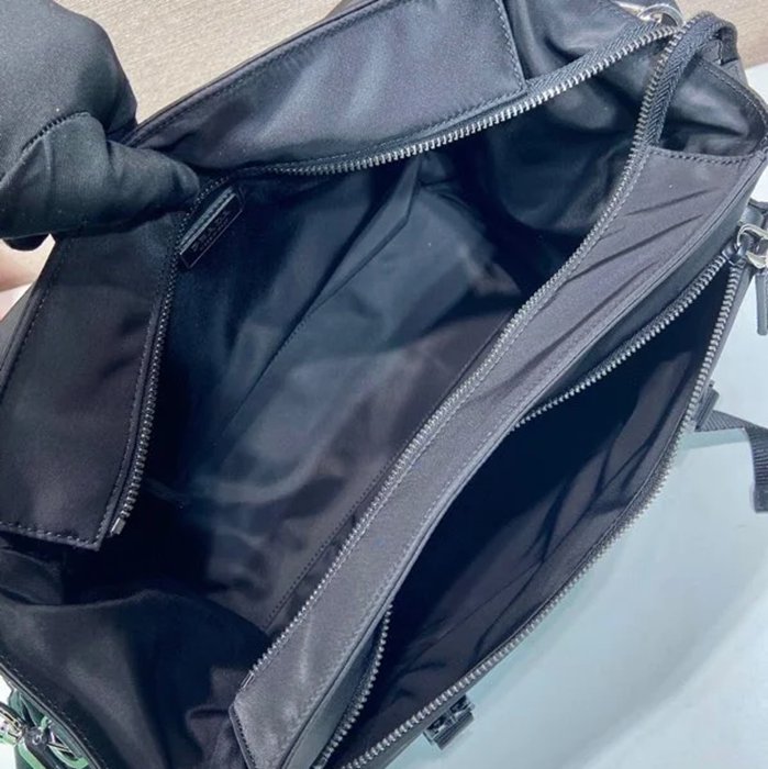 PRADA 2VD082 エクスプローラーナイロンメッセンジャー サイズ:42x22x20cm