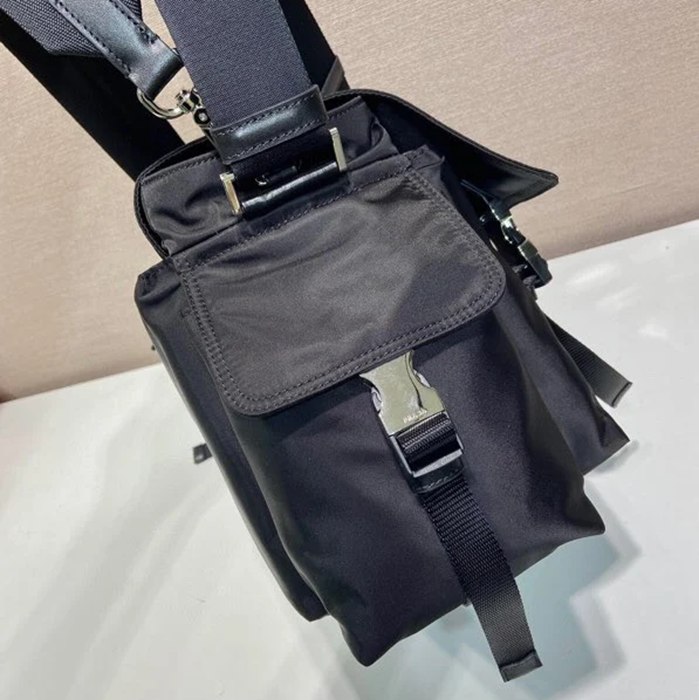 PRADA 2VD082 エクスプローラーナイロンメッセンジャー サイズ:42x22x20cm