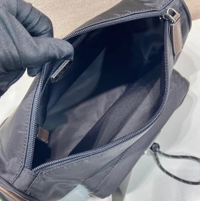 PRADA 2VH192 リナイロンメッセンジャー サイズ:28x17.5x10cm