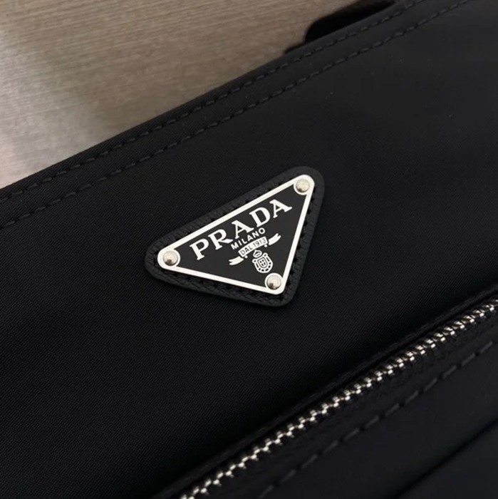 PRADA 1BG582 ナイロンマミーバッグ 斜め掛け サイズ:26x22x13cm