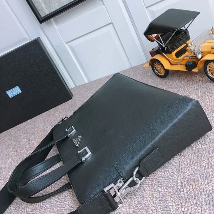PRADA 81189 十字紋ブリーフケース 斜め掛け サイズ:39x29cm