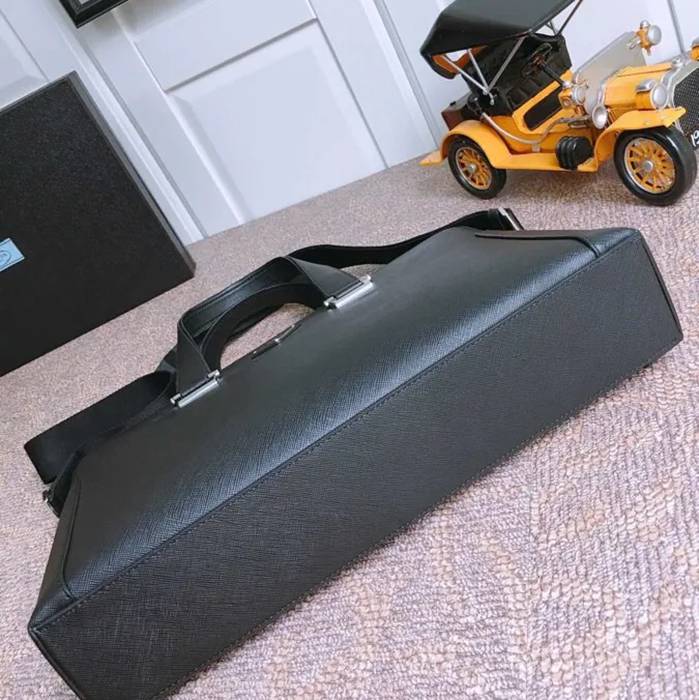 PRADA 81189 十字紋ブリーフケース 斜め掛け サイズ:39x29cm