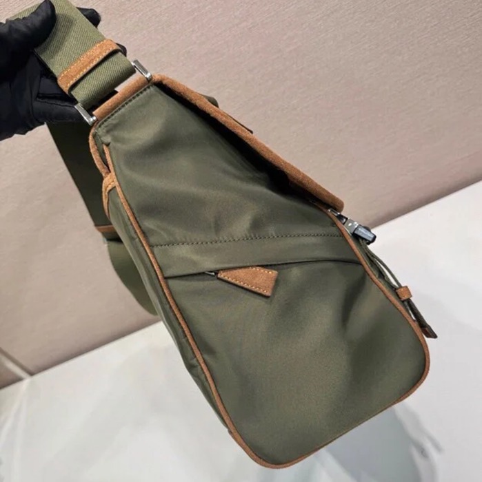 PRADA 2VD052A リナイロンメッセンジャー 大 サイズ:30x27.5x14.5cm