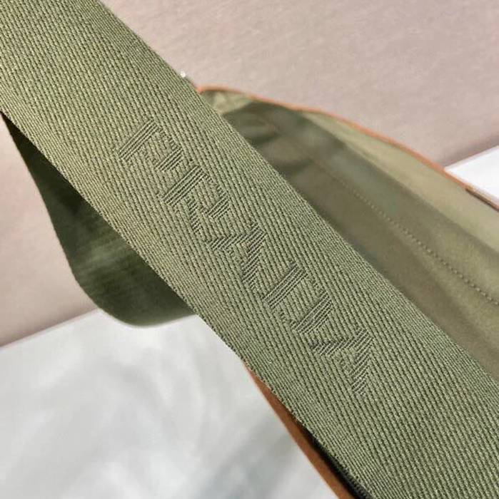 PRADA 2VD052A リナイロンメッセンジャー 大 サイズ:30x27.5x14.5cm
