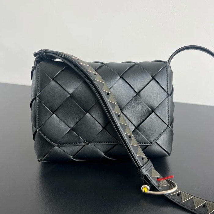 BOTTEGA VENETA BV 817921 ヘビ年限定 ディアゴ サイズ:22.5x16.5x5.5cm