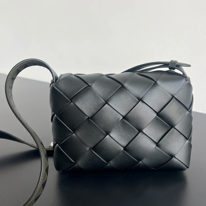 BOTTEGA VENETA BV 817921 ヘビ年限定 ディアゴ サイズ:22.5x16.5x5.5cm