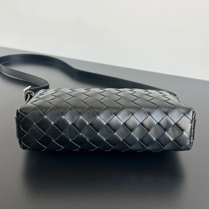 BOTTEGA VENETA BV 844018 トラベラーフォンショルダー サイズ:20x12x5.5cm