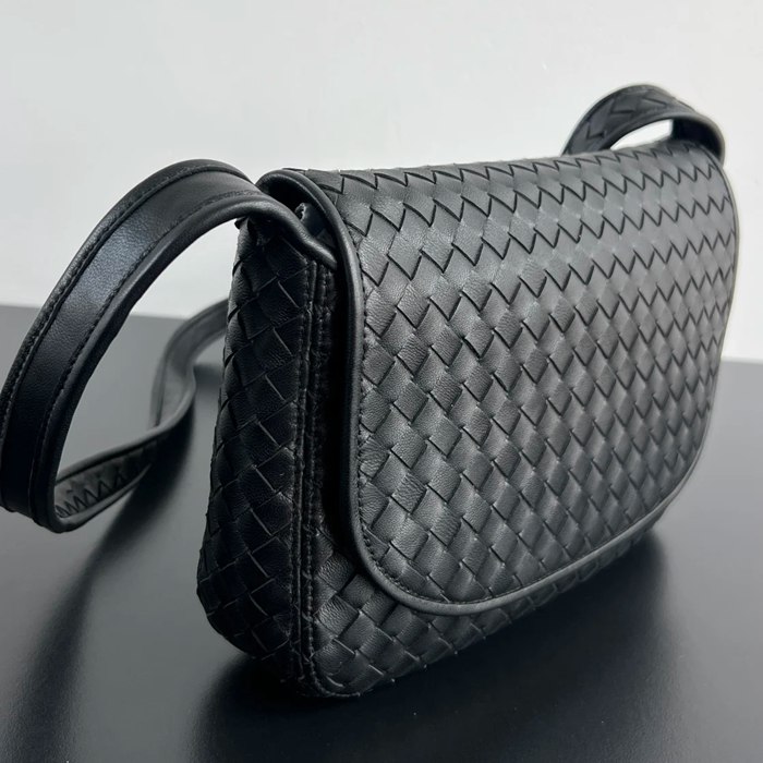 BOTTEGA VENETA BV 843836 ヴェネトフラップ斜め掛け サイズ:26x18.5cm