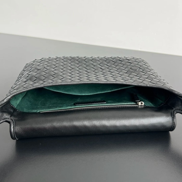 BOTTEGA VENETA BV 843836 ヴェネトフラップ斜め掛け サイズ:26x18.5cm